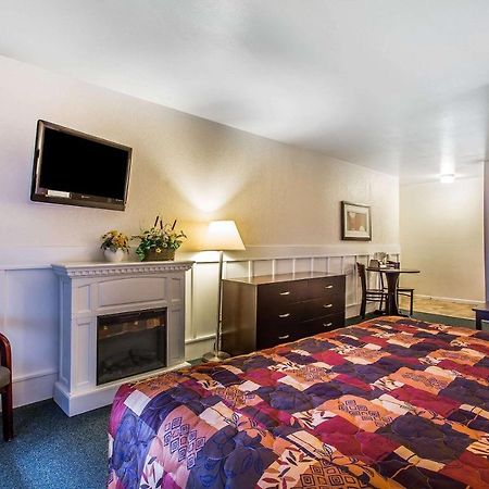 Rodeway Inn & Suites Нагс-Гед Екстер'єр фото