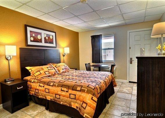 Rodeway Inn & Suites Нагс-Гед Номер фото
