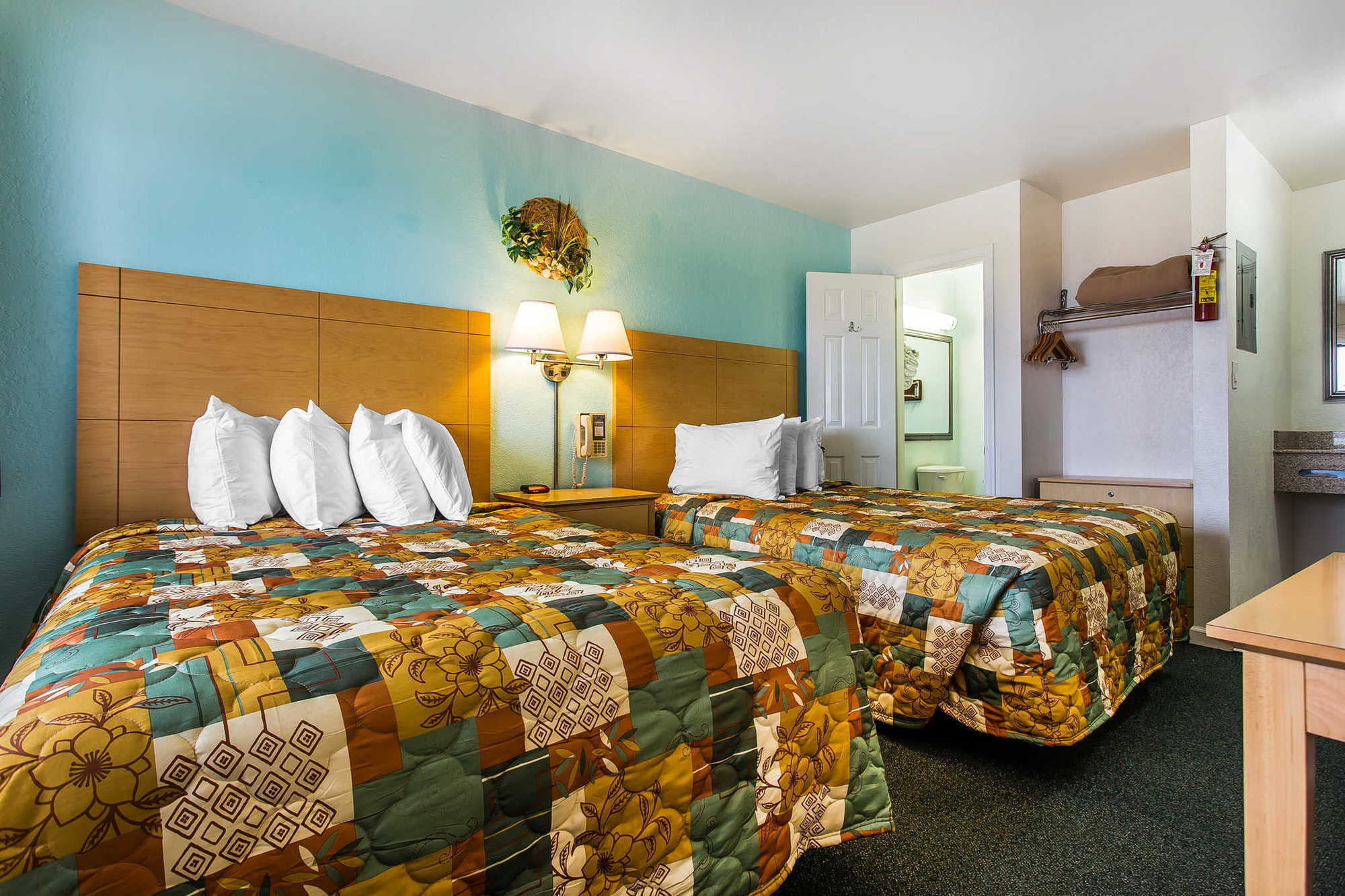 Rodeway Inn & Suites Нагс-Гед Номер фото