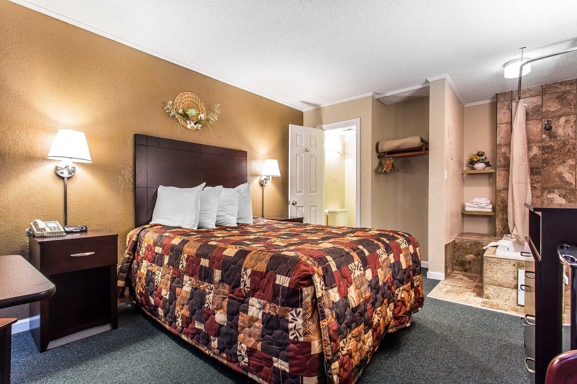 Rodeway Inn & Suites Нагс-Гед Номер фото