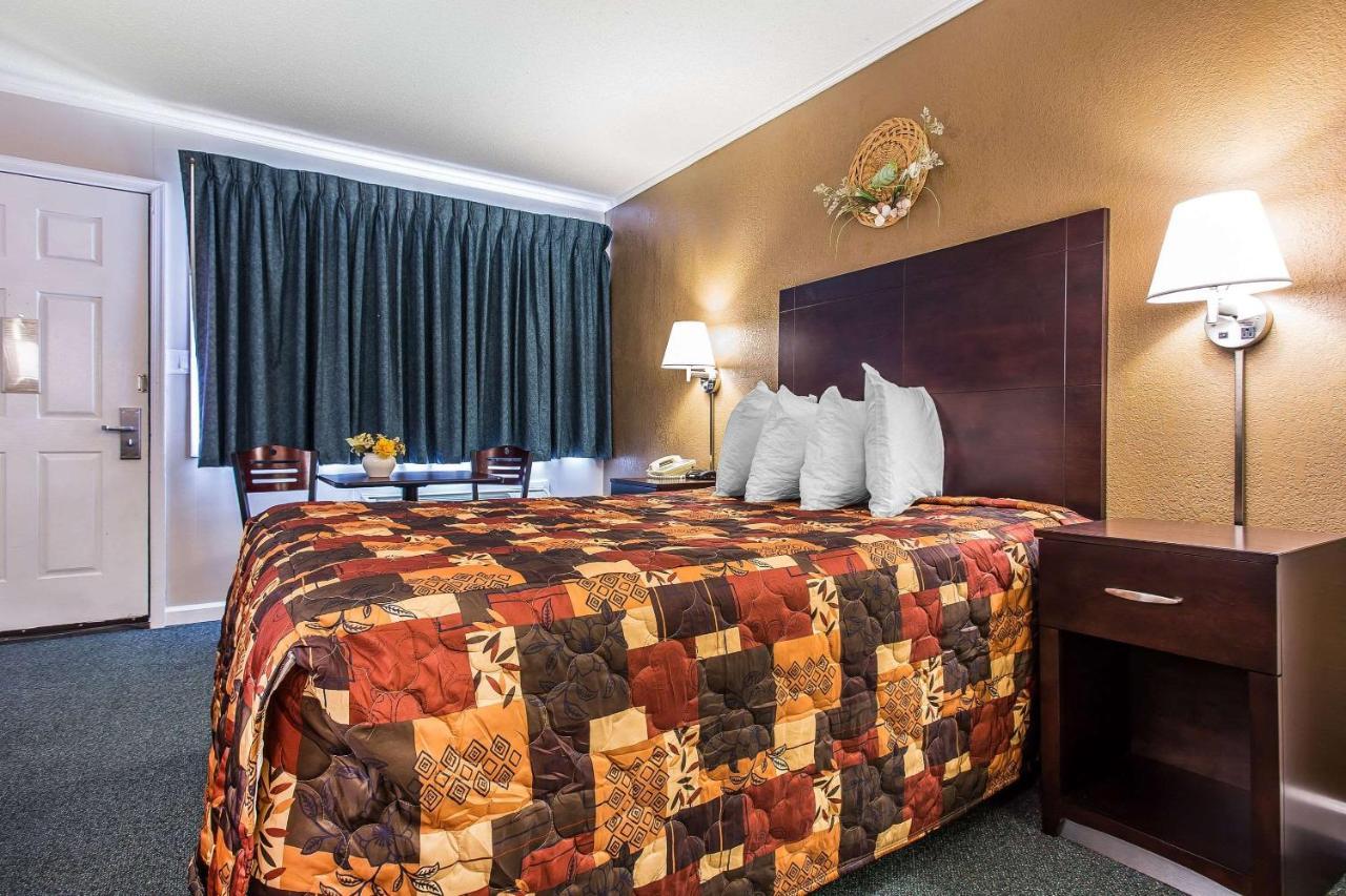 Rodeway Inn & Suites Нагс-Гед Екстер'єр фото